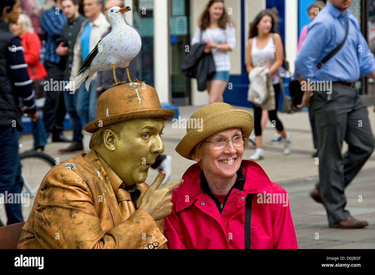 Street performer at the buskers festival in York Stock Photo - Alamy