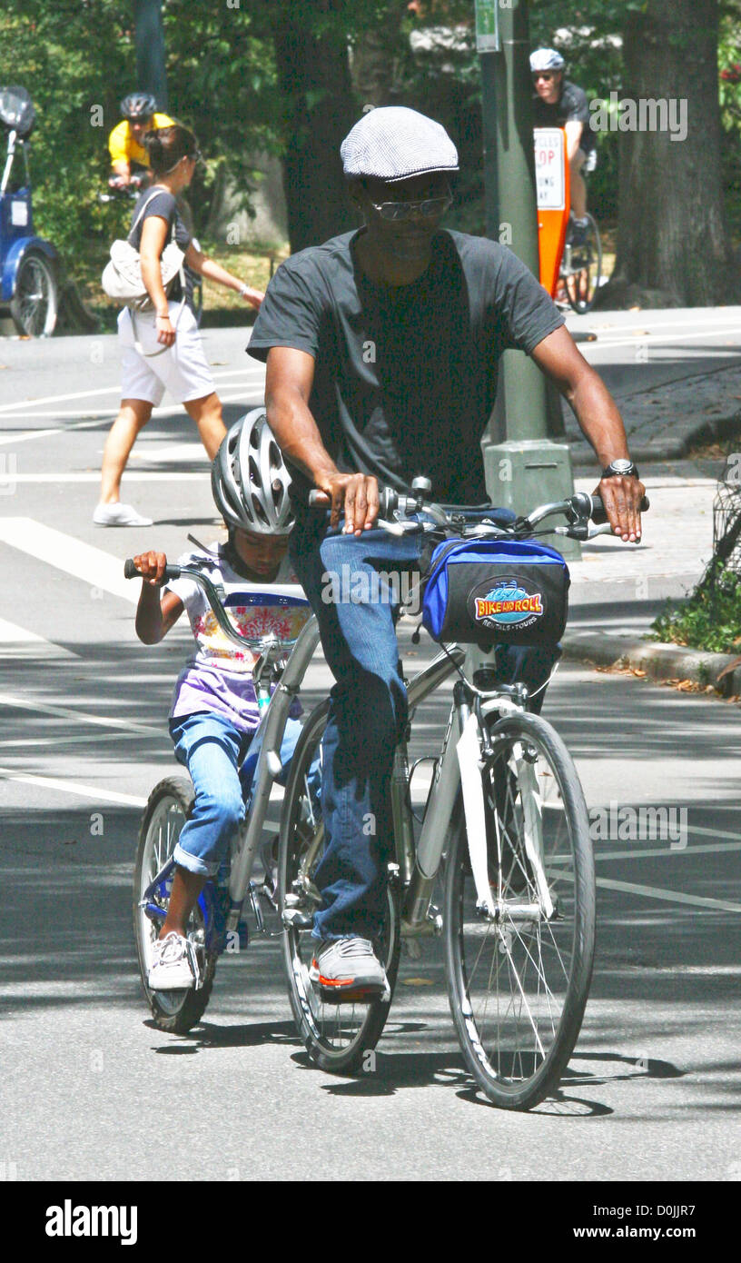 Chris Rock riding a tandem bicycle with his daughter Lola Simone in  Manhattan New York, USA - 14.08.10 Ray Filmano Stock Photo - Alamy