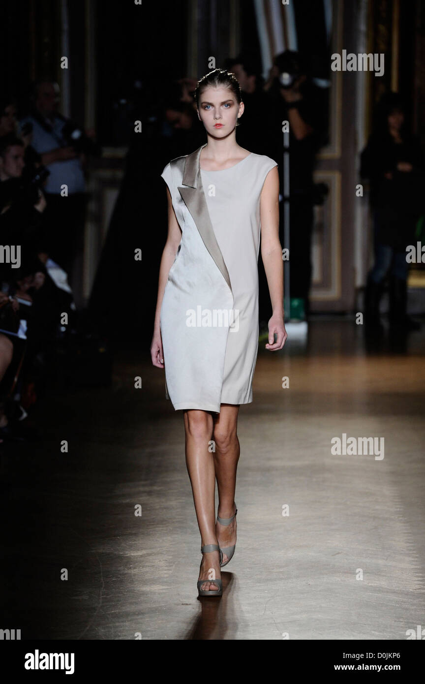 Model Paris Fashion Week Ready to Wear Spring/Summer 2011 - Lie Sang ...