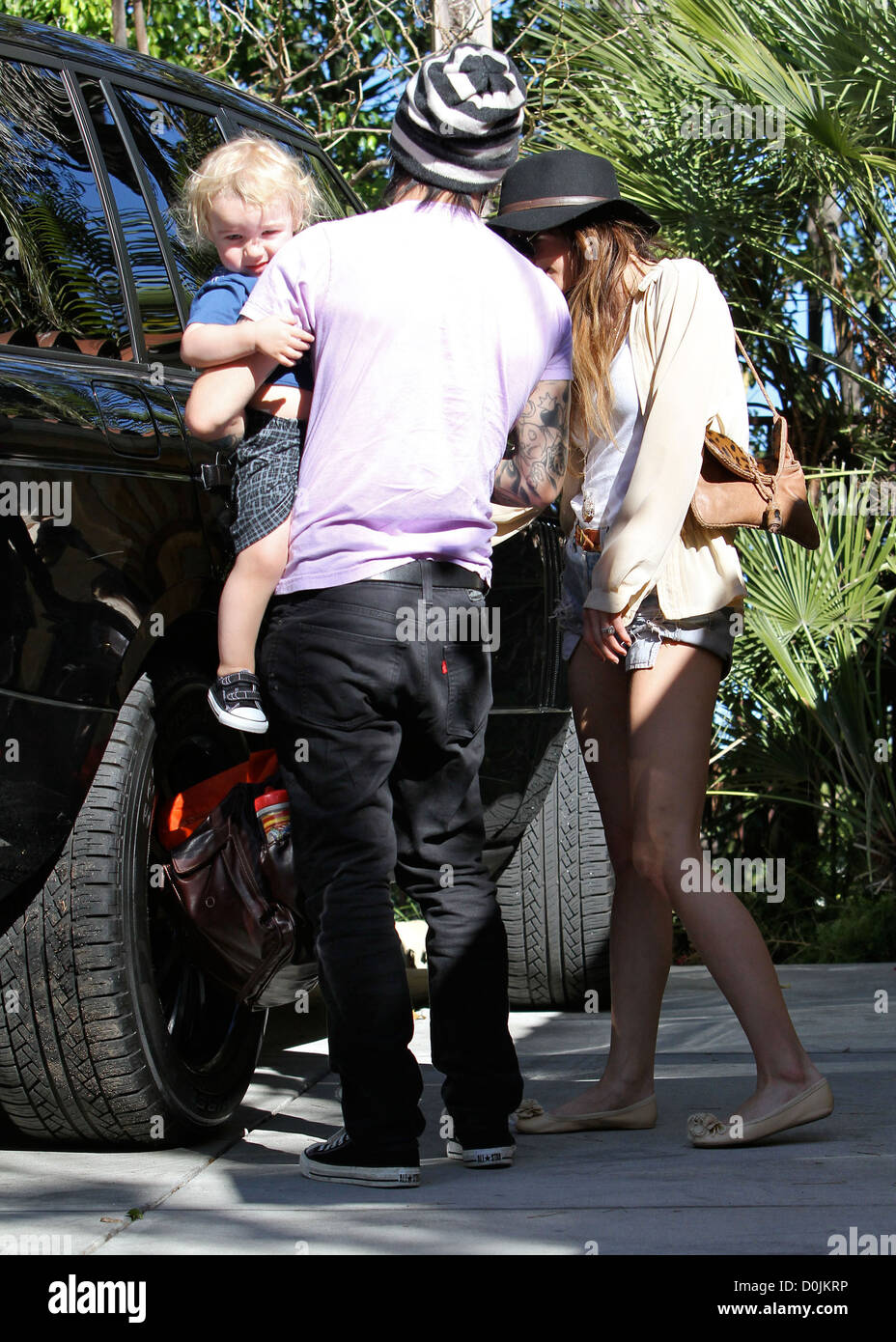 Ashley Simpson-Wentz, Pete Wentz and their son Bronx Mowgli Wentz get into  the family car outside their home in Los Angeles Los Stock Photo - Alamy, image size:928x1390