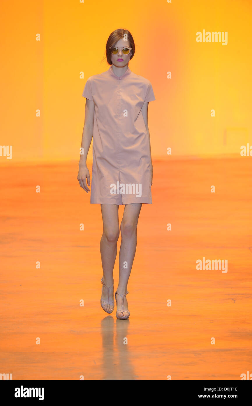 Model Paris Fashion Week Ready to Wear Spring/Summer 2011 Cacharel