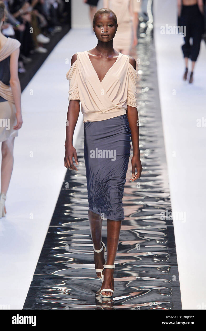 Model Paris Fashion Week Ready to Wear Spring/Summer 2011 - 'Guy ...