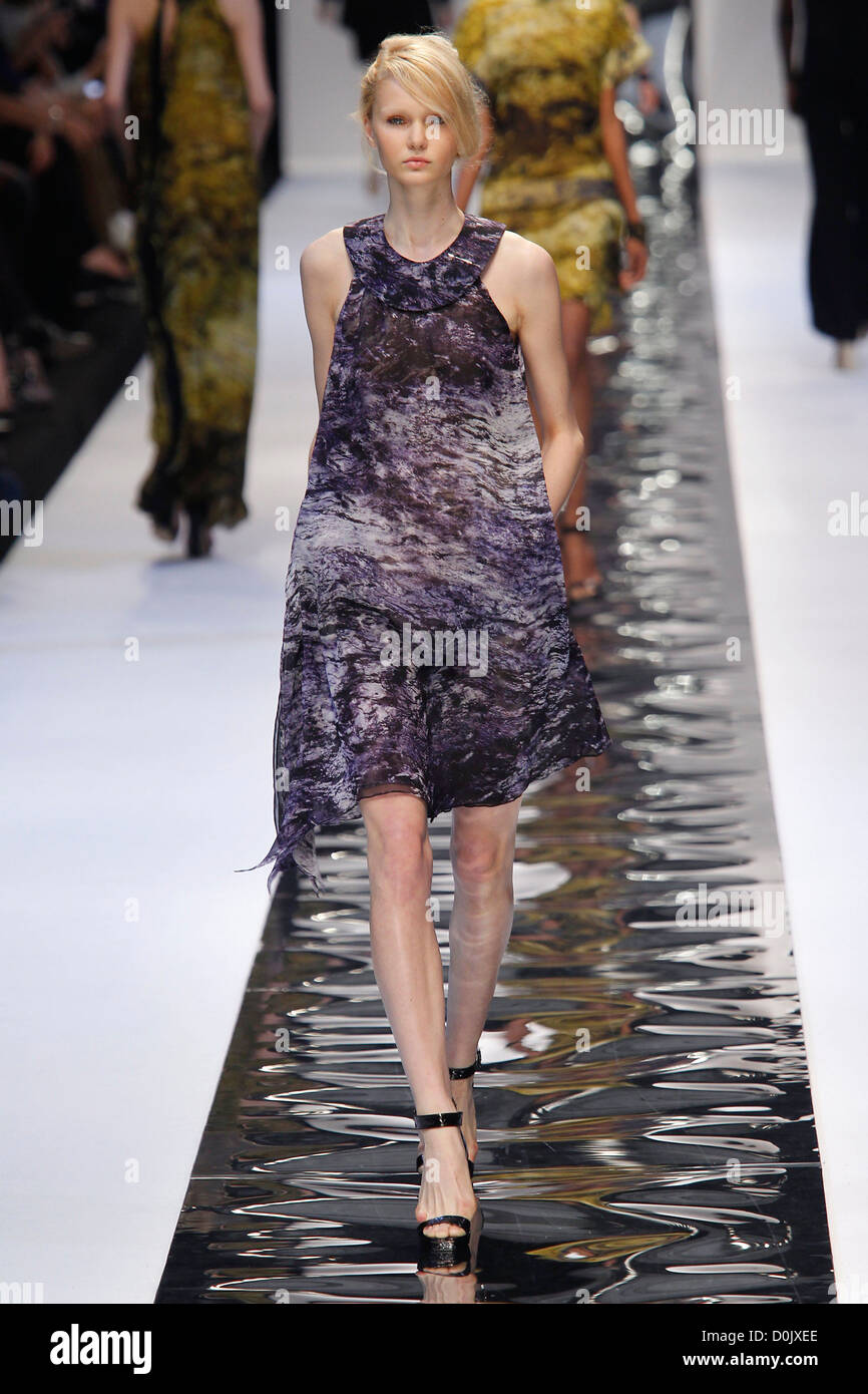 Model Paris Fashion Week Ready to Wear Spring/Summer - 'Guy Laroche ...