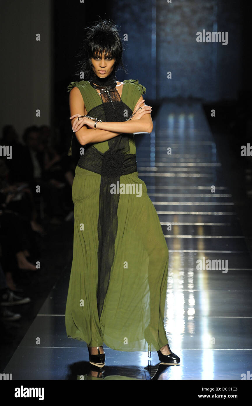 Paris Ii Model Model Paris Fashion Week Ready to Wear Spring/Summer 2011 - Jean Paul ...