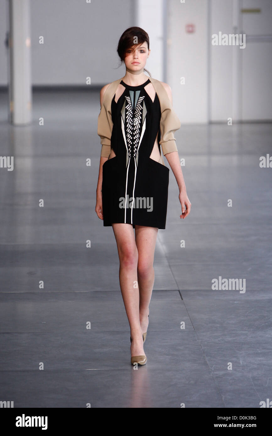 Paris Ii Model Model Paris Fashion Week Ready to Wear Spring/Summer 2011 - 'Felipe ...