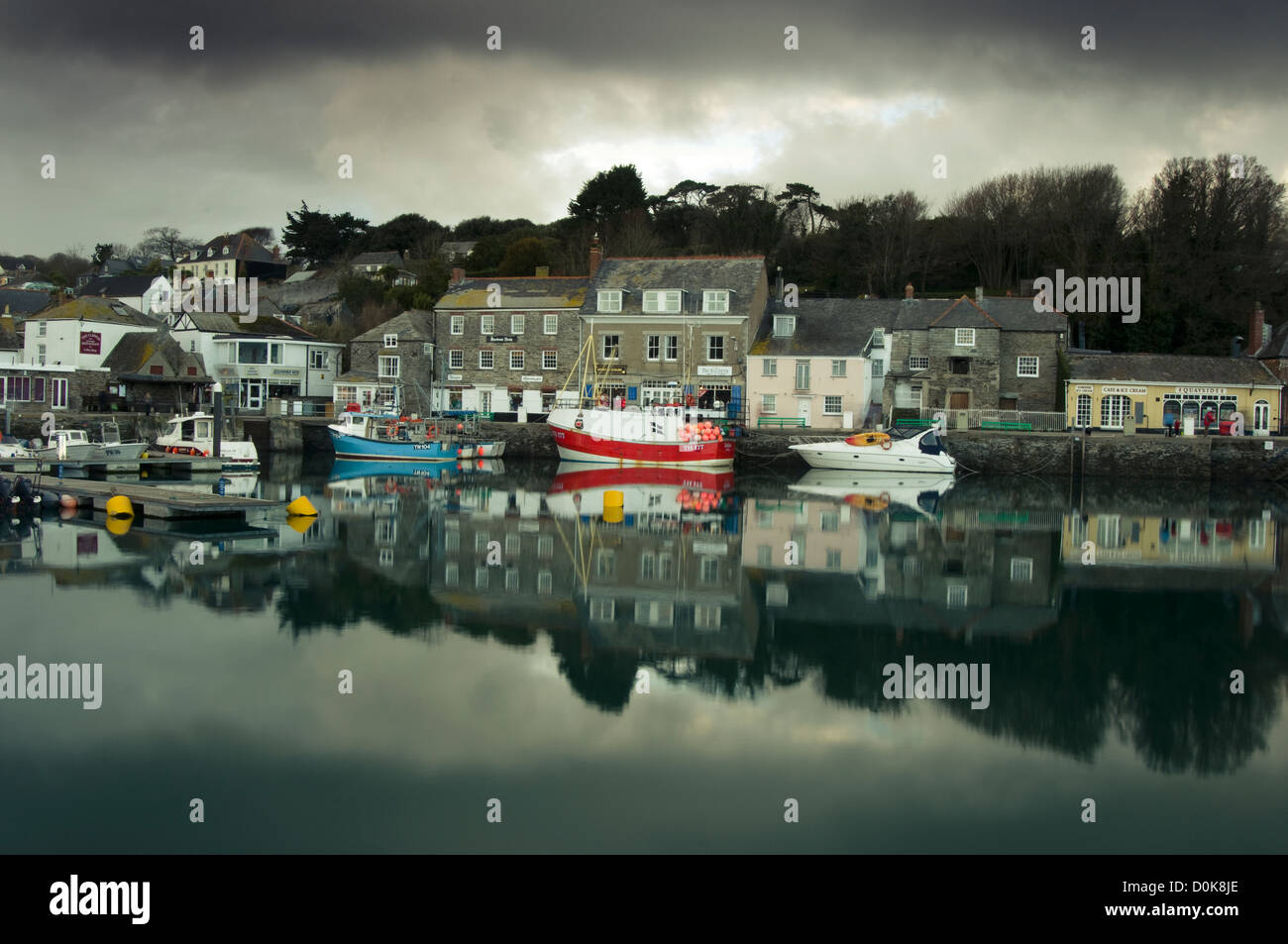 Padstow harbour pier cornwall hi-res stock photography and images - Alamy