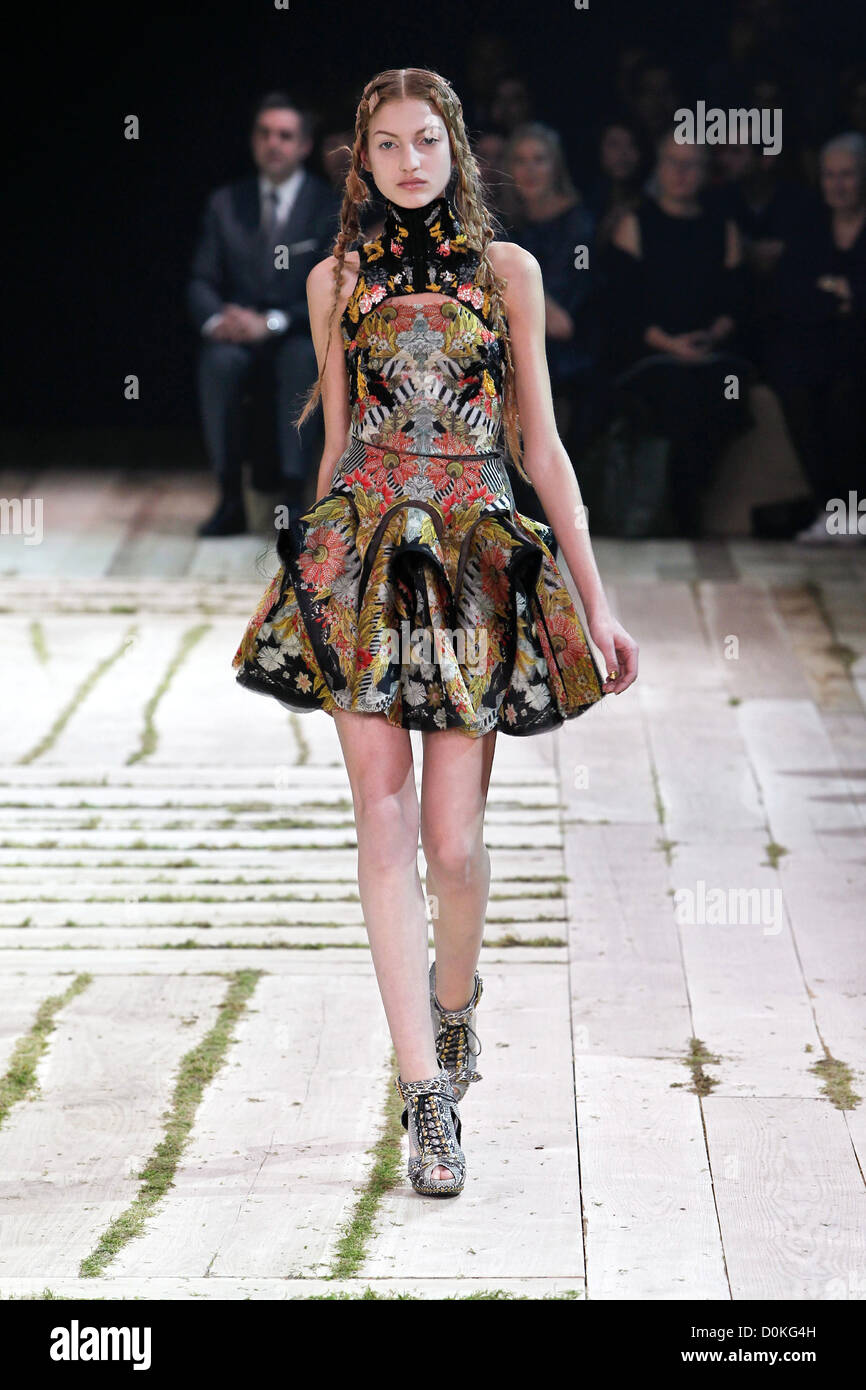 Model Paris Fashion Week Ready to Wear Spring/Summer 2011 - Alexander ...