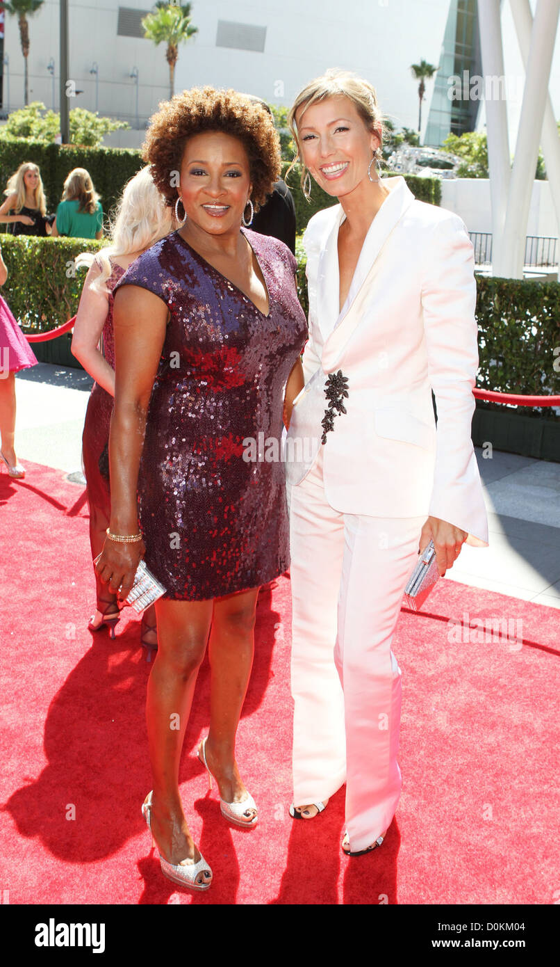 Wanda Sykes and her wife, Alex 2010 Creative Arts Emmy Awards held at Nokia  Theatre L.A. LIVE - Arrivals Los Angeles Stock Photo - Alamy