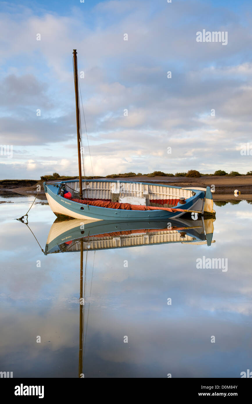 Reflections in still water hi-res stock photography and images - Alamy