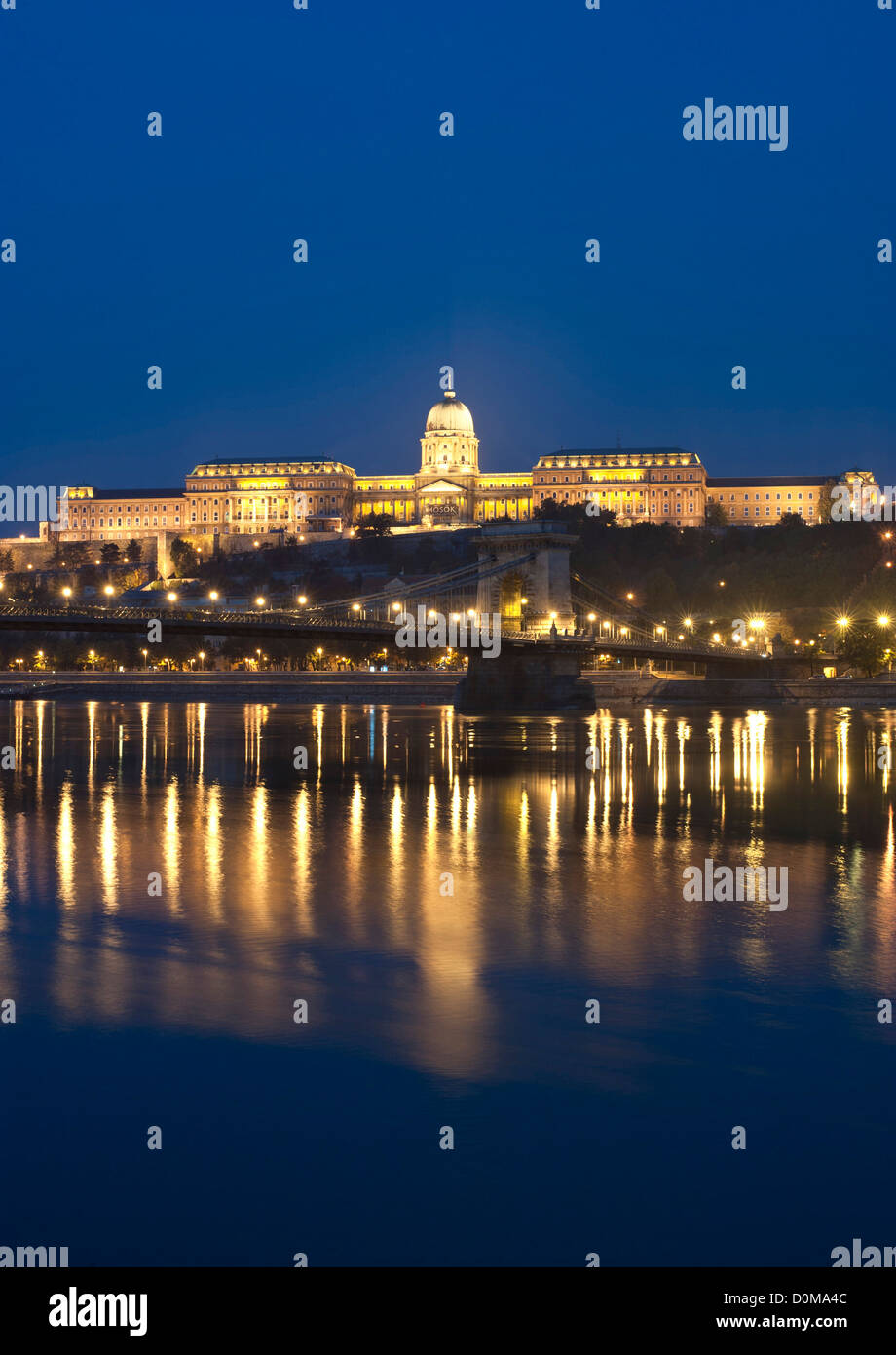 Dawn view of Buda Castle and the Széchenyi Chain Bridge over the Danube ...
