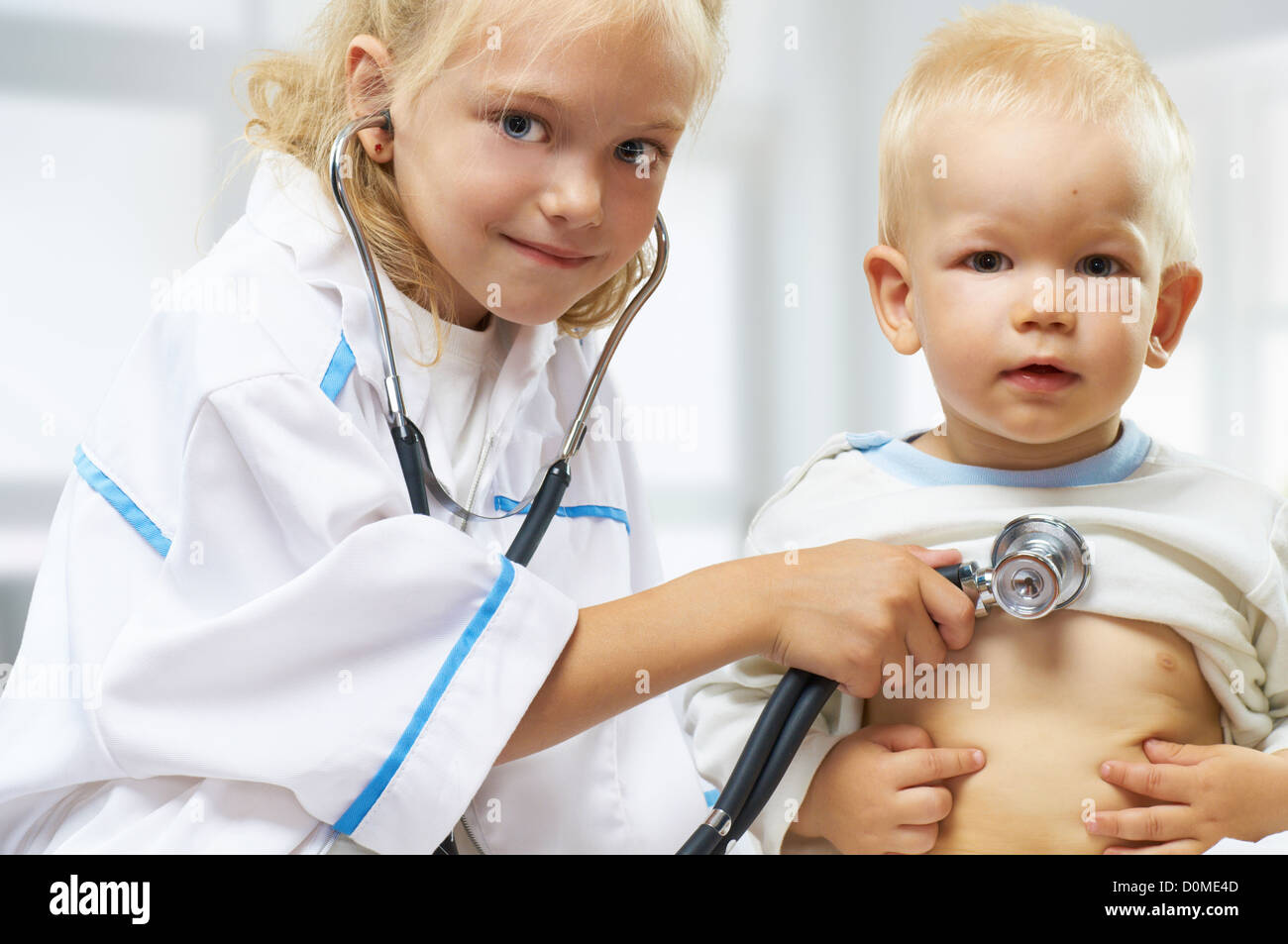 Детские врачи цена. Дети в роли врачей. Дети в поликлинике. Доктор для детей. Фото детей в поликлинике.