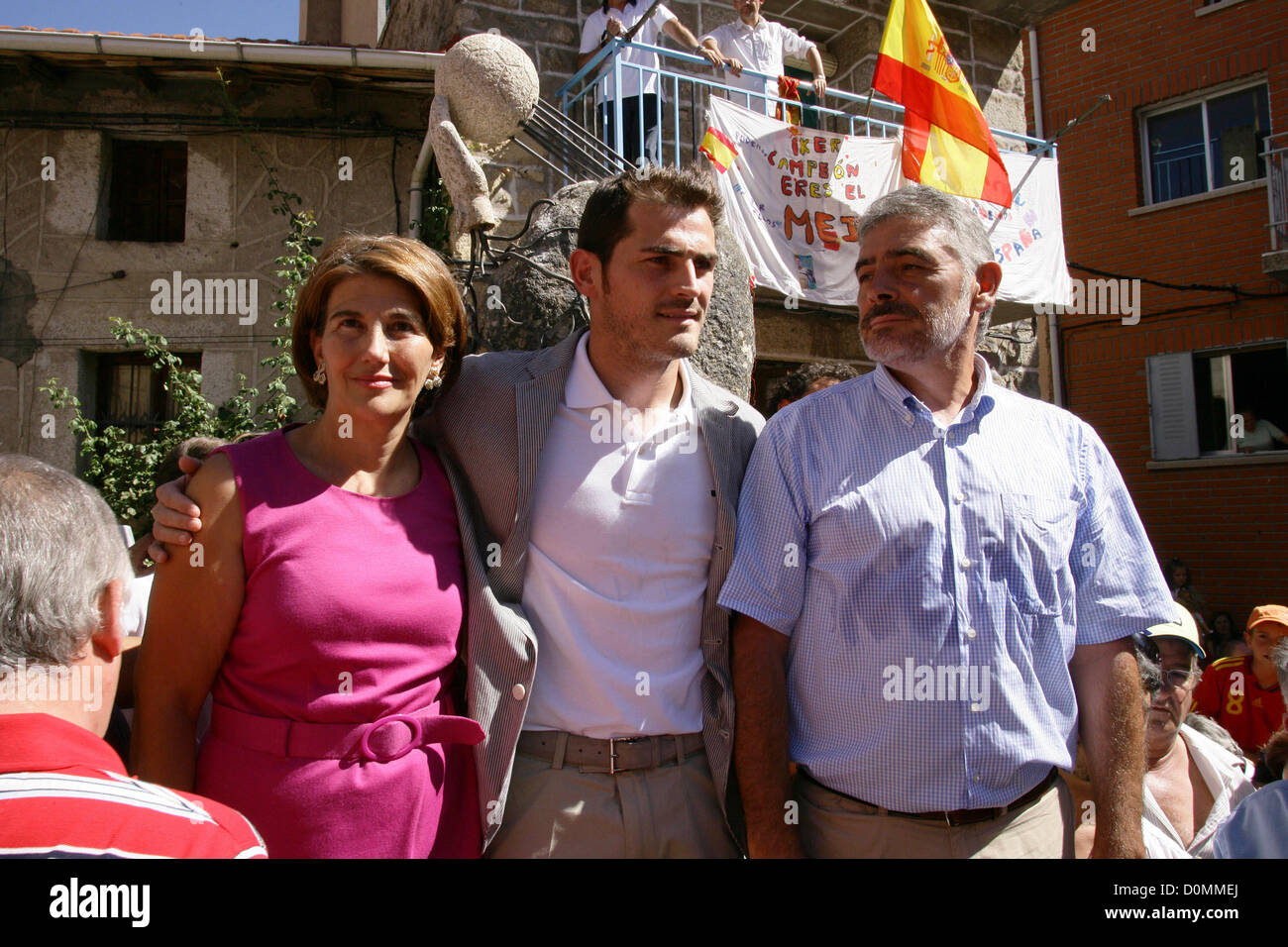 iker-casillas-with-his-parents-spanish-goalkeeper-iker-casillas-is