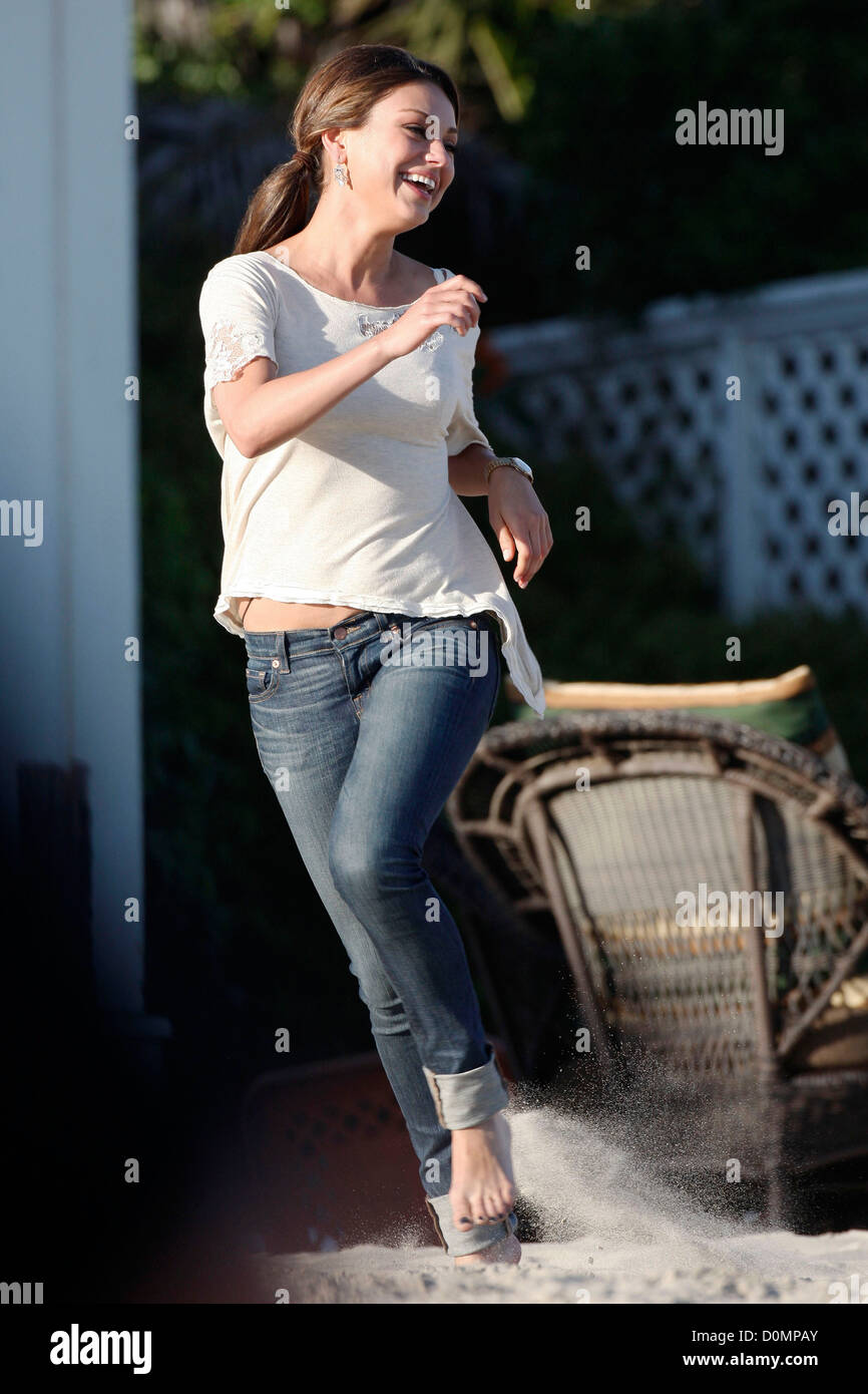 Mila Kunis filming a scene from her new movie "Friends With Benefits"  Malibu, California - 31.08.10 Stock Photo - Alamy