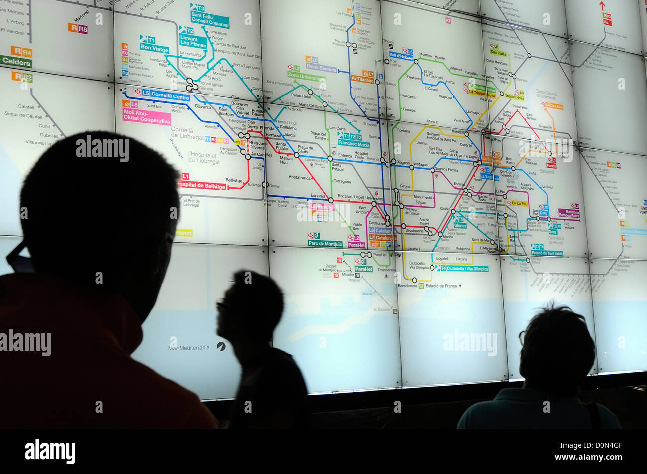 Subway map at sants train station - Metro Map Barcelona At The Sants Train Station D0N4GF 
