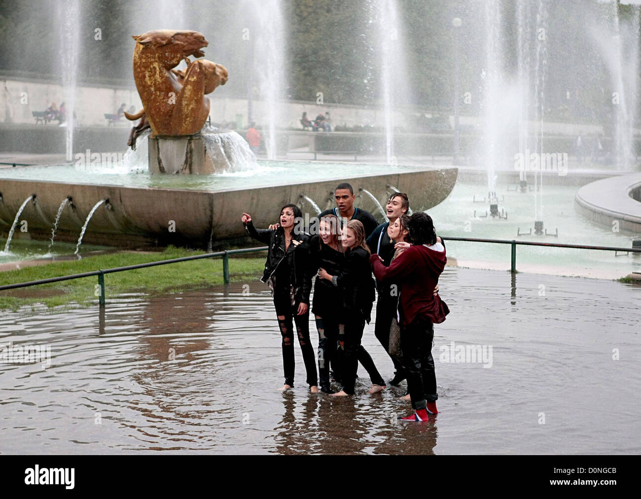 Miley Cyrus Douglas Booth and Cast Members filming on location for US  remake of French drama 'LOL' Paris, France - 06.09.10 Stock Photo - Alamy