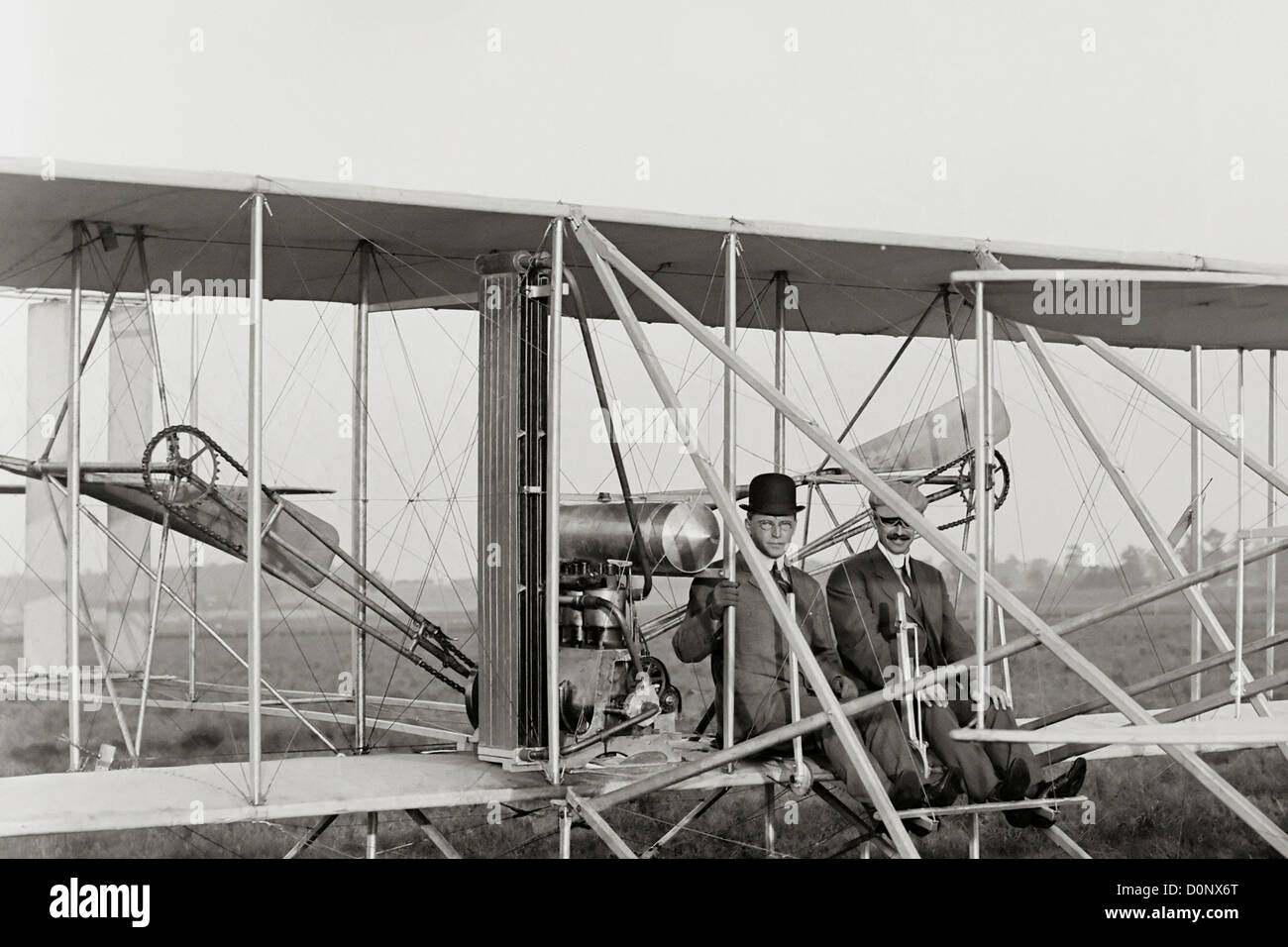 Самолет братьев райт 1903. Флайер 1 братьев райт. Самолет братьев райт. Флайер 1 братьев райт. Первый полет братьев райт 1903.