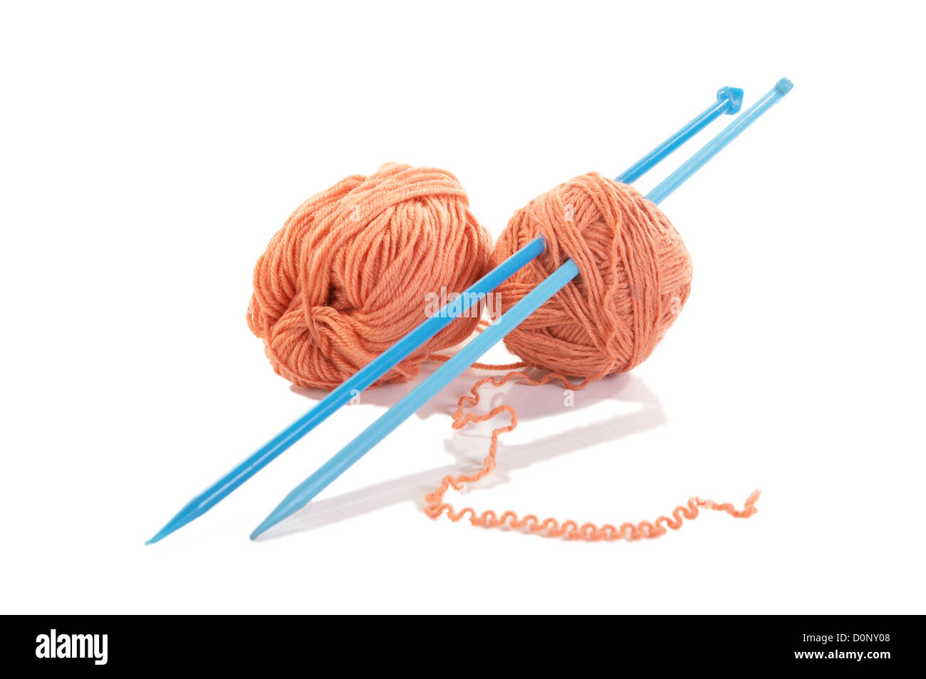 Красный клубок. Поставь моток. Как смотать нитку в клубок. Нитки без фона. Красные нитки для вязания.