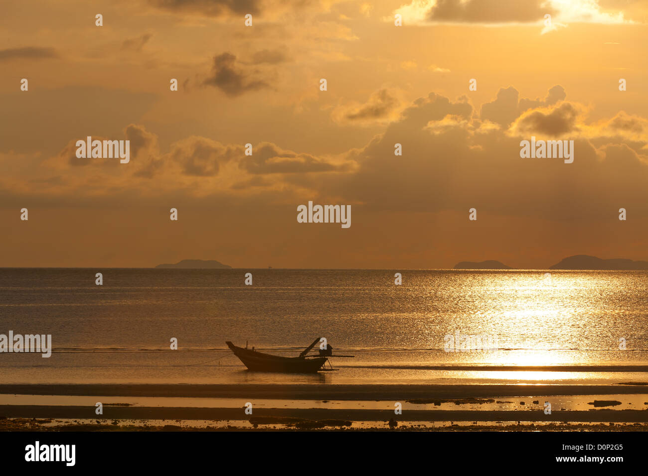 Silhouette of boat in sea hi-res stock photography and images - Alamy