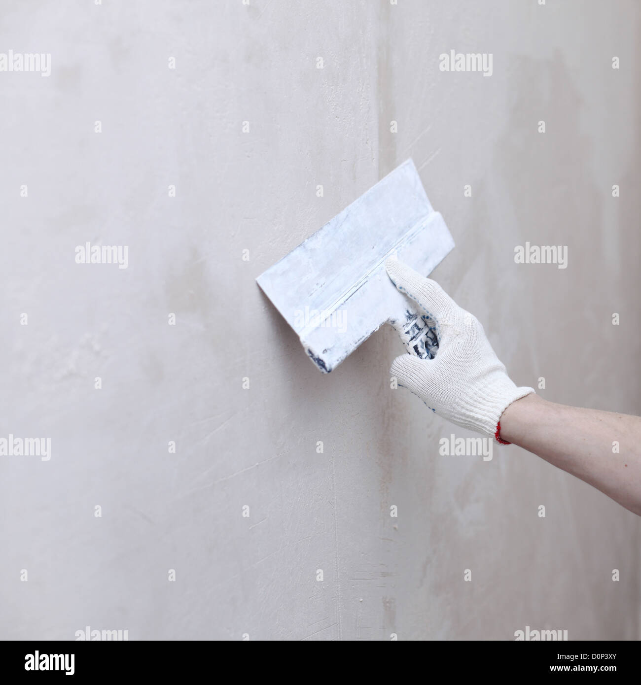 Обои на финишную шпаклевку. Штукатурка и шпаклевка. Обои на финишную шпаклевку. Фотообои мужчина отодвигает серые обои а там краски. Шпаклевка стен.