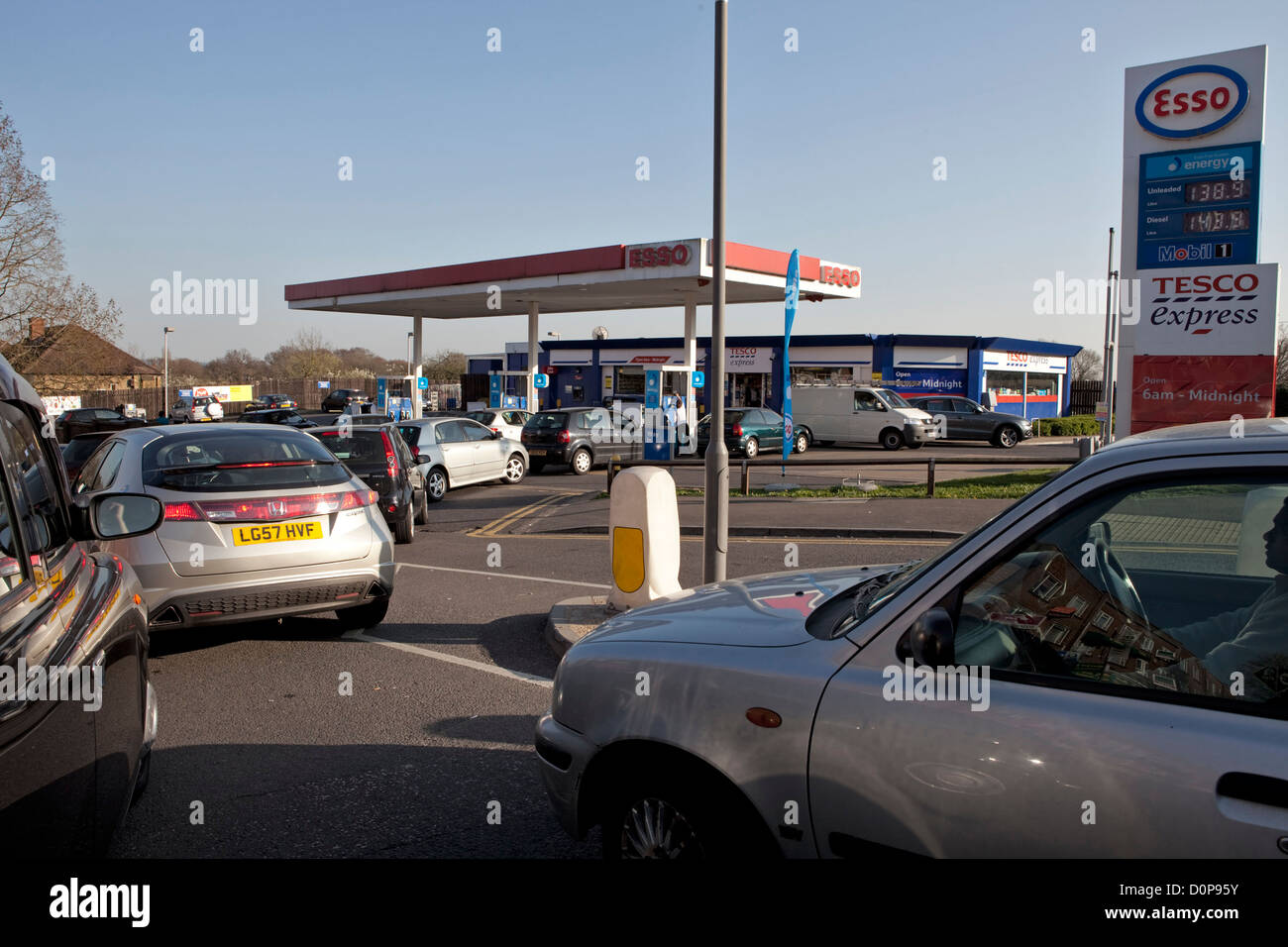 Uk cars queue petrol hi-res stock photography and images - Alamy
