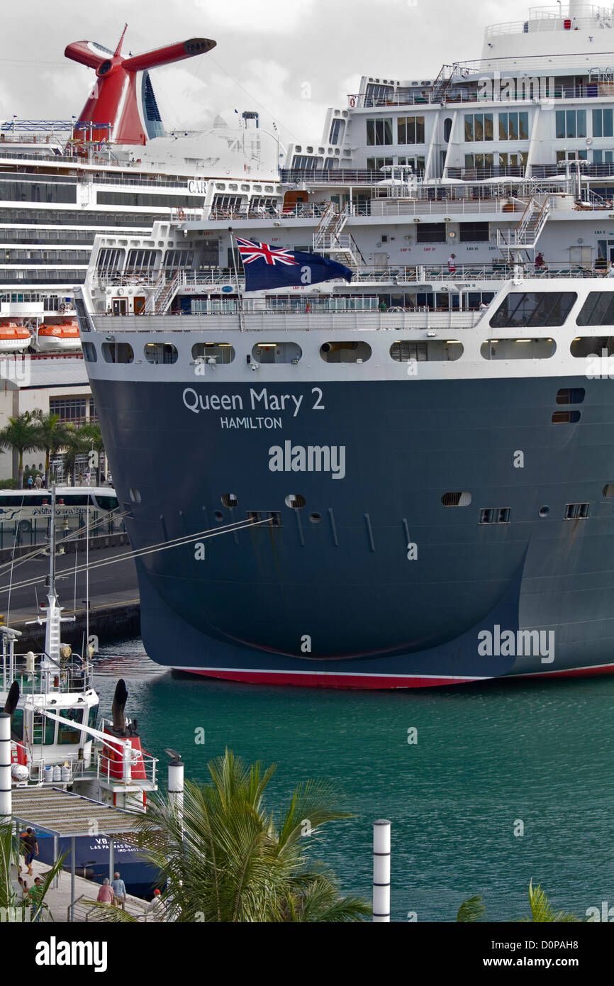 The Cunard Liner Queen Mary 2 Qm2 Moored At Las Palmas Gran Canaria November 2012 The Blue Ensign Flying At The Stern Stock Photo Alamy