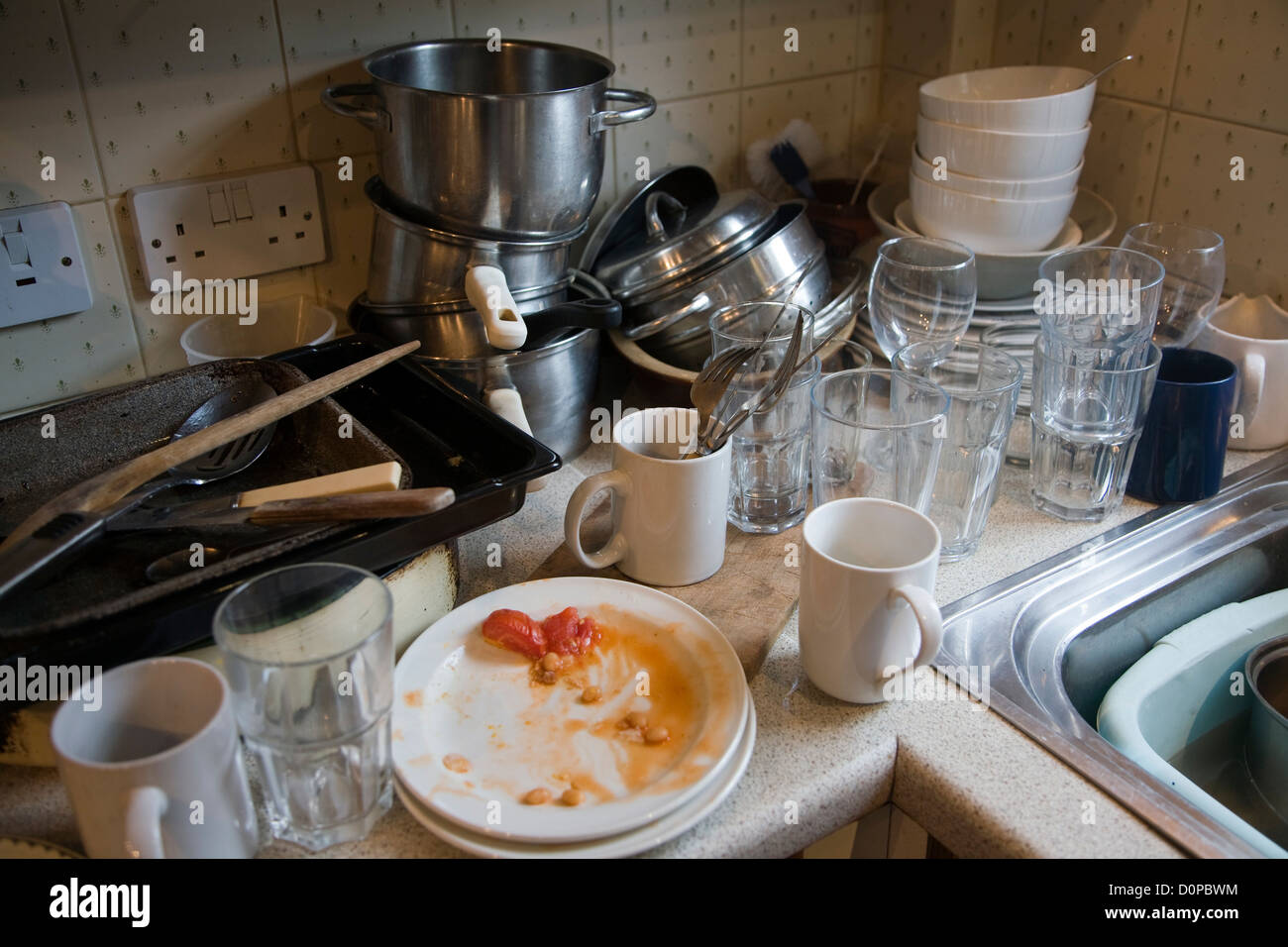 Dishes piled up hi-res stock photography and images - Alamy