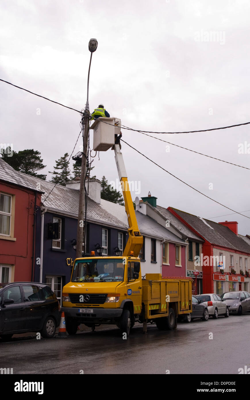 ESB engineers repairing street lighting Stock Photo Alamy