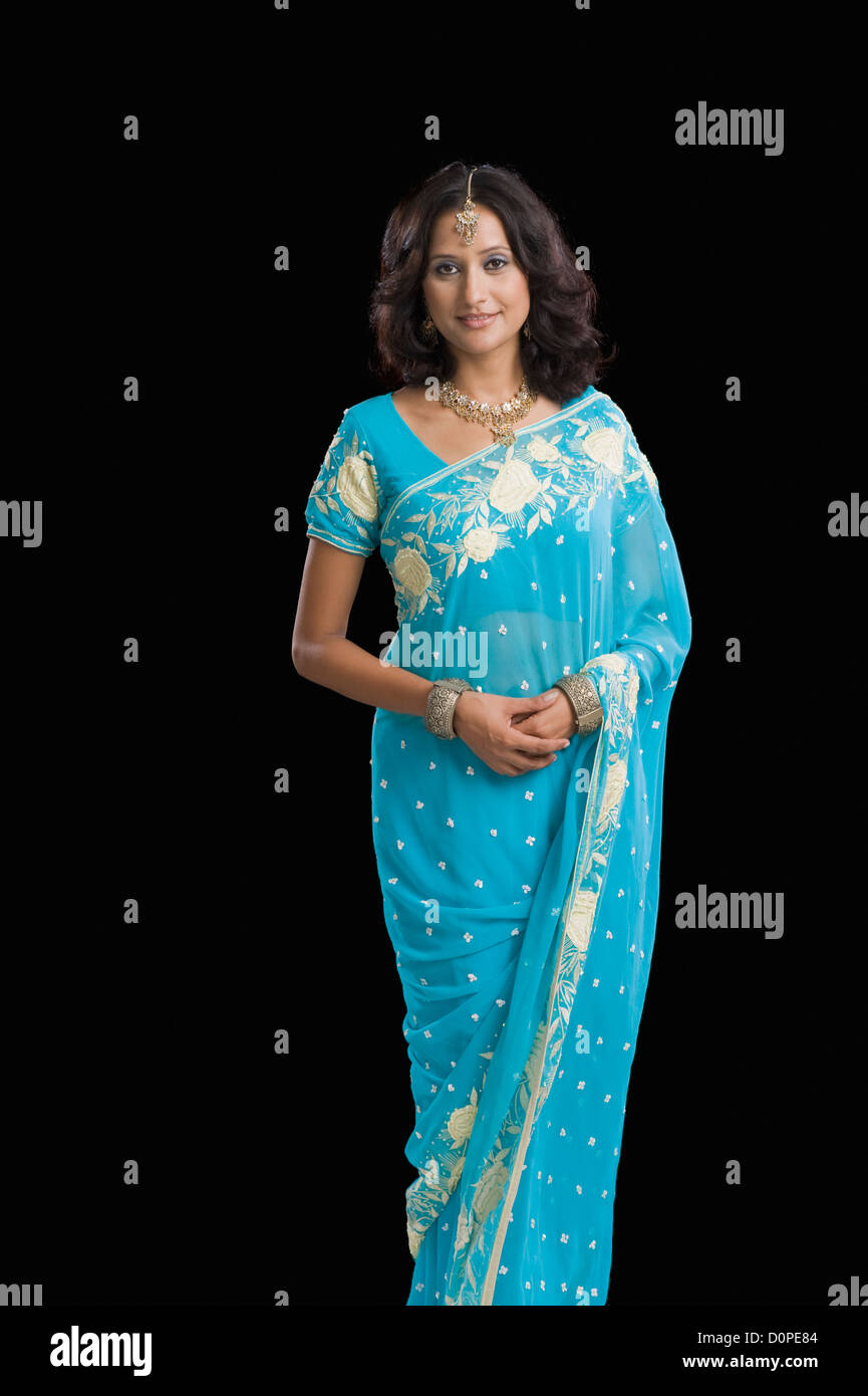 Portrait of a woman wearing a sari and smiling Stock Photo - Alamy