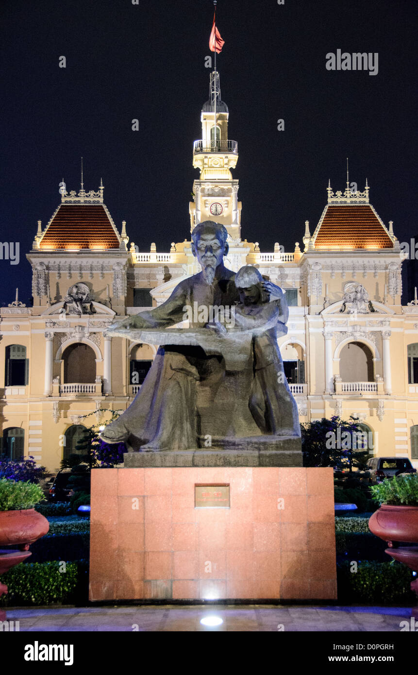 HO CHI MINH CITY, Vietnam - Ho Chi Minh statue in front of city hall. Ho Chi Minh City Hall was built in the early 20th Century by the French colonial government as Saigon's city hall. It's also known as Ho Chi Minh City People's Committee Head office, in French as Hôtel de Ville de Saigon, and in Vietnamese as Trụ sở Ủy ban Nhân dân Thành phố Hồ Chí Minh. Stock Photo