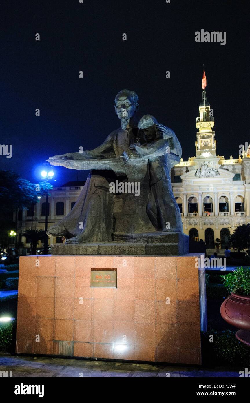 HO CHI MINH CITY, Vietnam - Uncle Ho statue in Saigon. Ho Chi Minh City Hall was built in the early 20th Century by the French colonial government as Saigon's city hall. It's also known as Ho Chi Minh City People's Committee Head office, in French as Hôtel de Ville de Saigon, and in Vietnamese as Trụ sở Ủy ban Nhân dân Thành phố Hồ Chí Minh. Stock Photo
