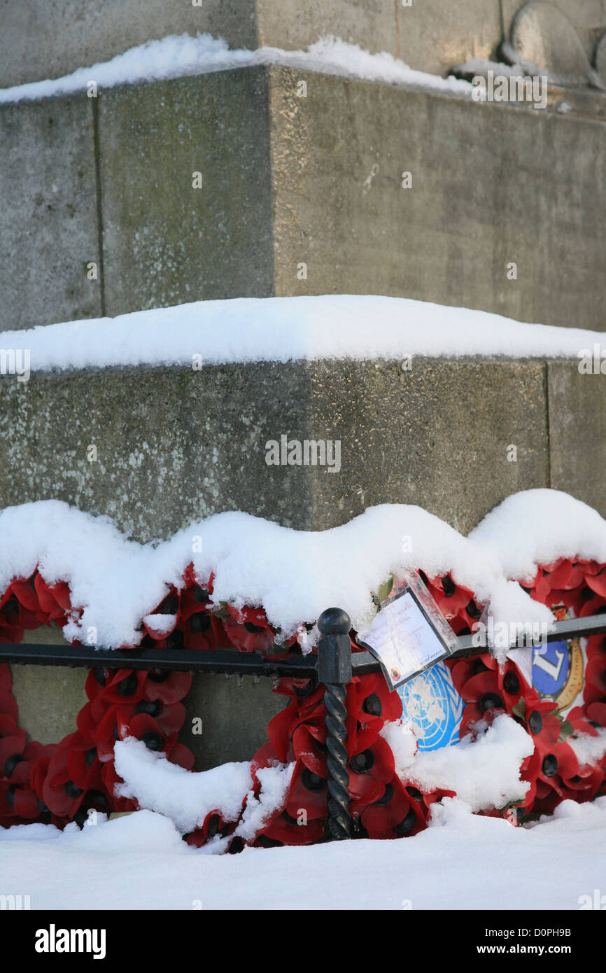 Rememberance Day poppy wreaths at Harrogate cenotaph Stock Photo