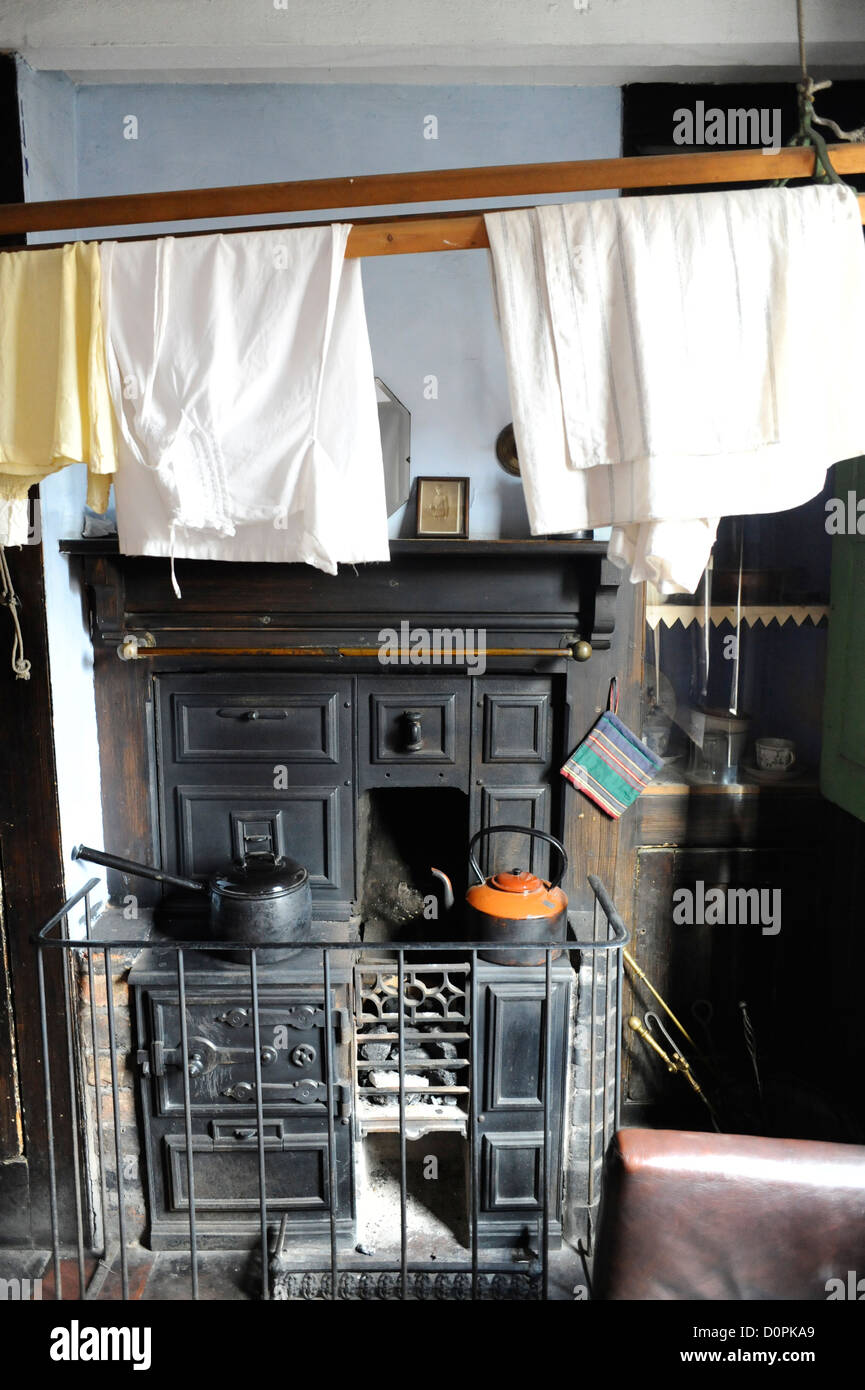 https://c8.alamy.com/comp/D0PKA9/an-old-kitchen-range-at-the-black-country-living-museum-D0PKA9.jpg