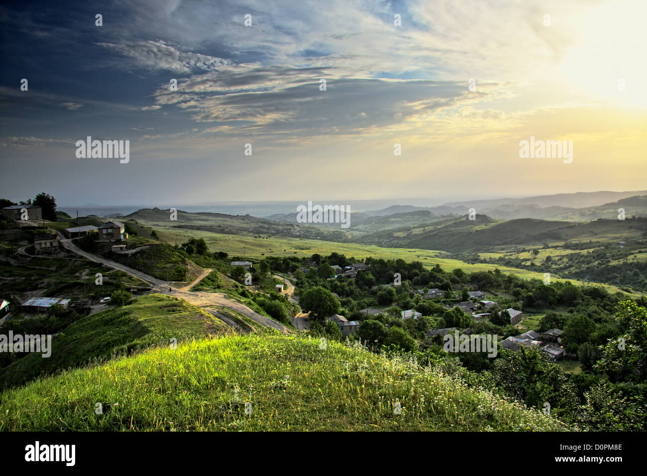 На холме невысоком стоит. Невысокий холмистый сколн. Савкина горка в пушкинских горах. Трухилио холм испании. Судома гора холм.