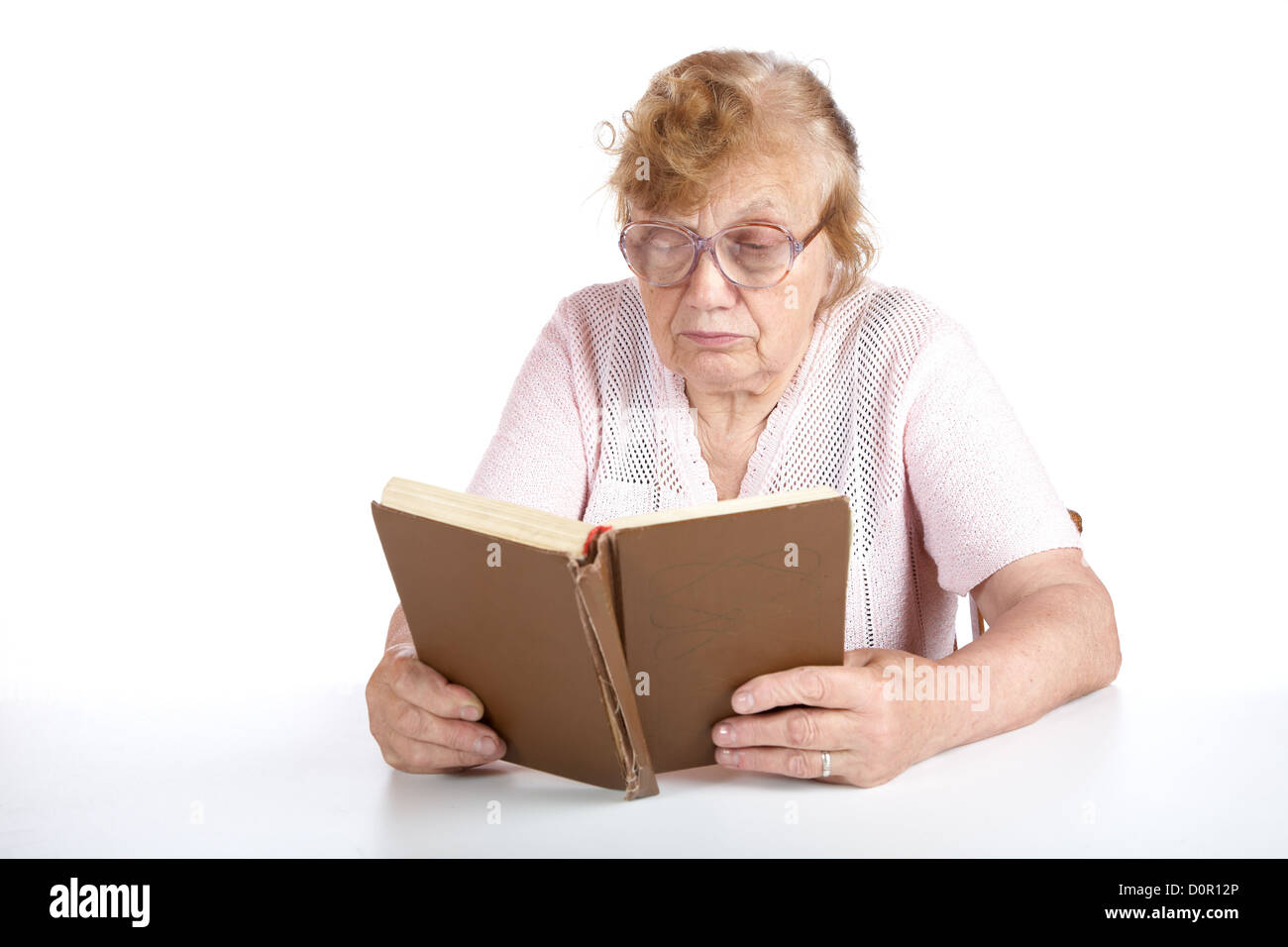 Пенсионеры с внуками. Бабушка и внук. Чтение пожилых людей. Бабушка читает книгу. Моя бабушка читает книгу.