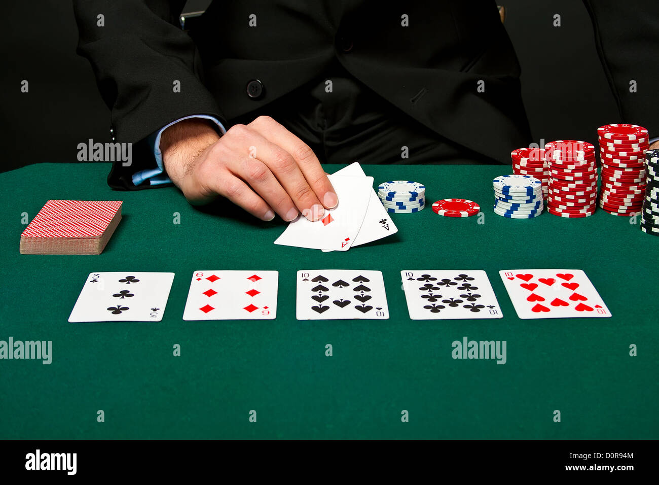 Веер картежника  после раздачи 7 букв. Игрок в покер. Картежник фото. Парень с игральными картами. Составить из картежник.