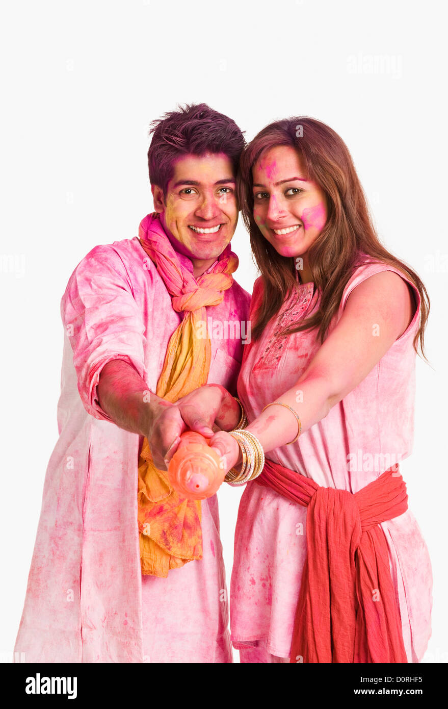 couple playing holi pic