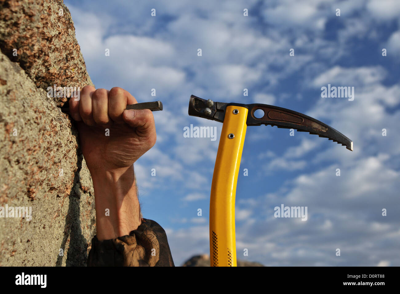 проушина венто. крюк скальный альпинистский. шуруп-полукольцо 6. вбитый крюк. крюк в скале.