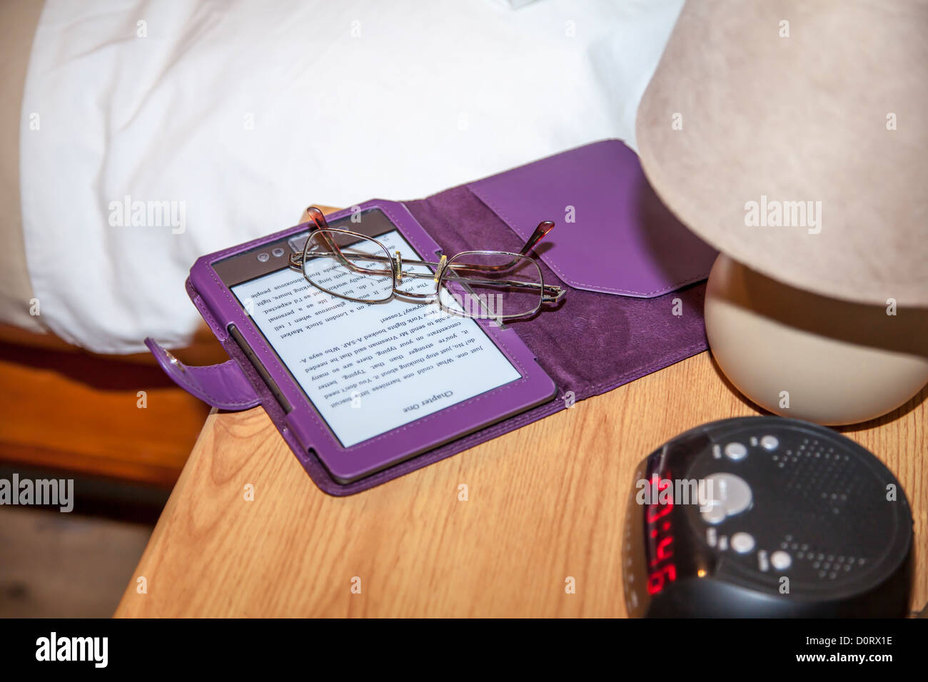 Kindle reading in bed hires stock photography and images Alamy