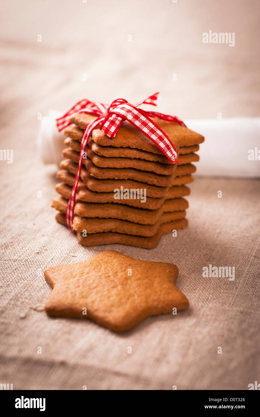 Decorative, sparse christmas arrangement with greeting card copyspace for 'Merry Christmas'-text. Small pile of ginger bread wit Stock Photo