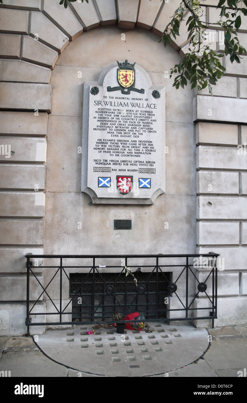 Memorial plaque to William Wallace on the wall of St Bart's hospital in the City of London, UK. Stock Photo