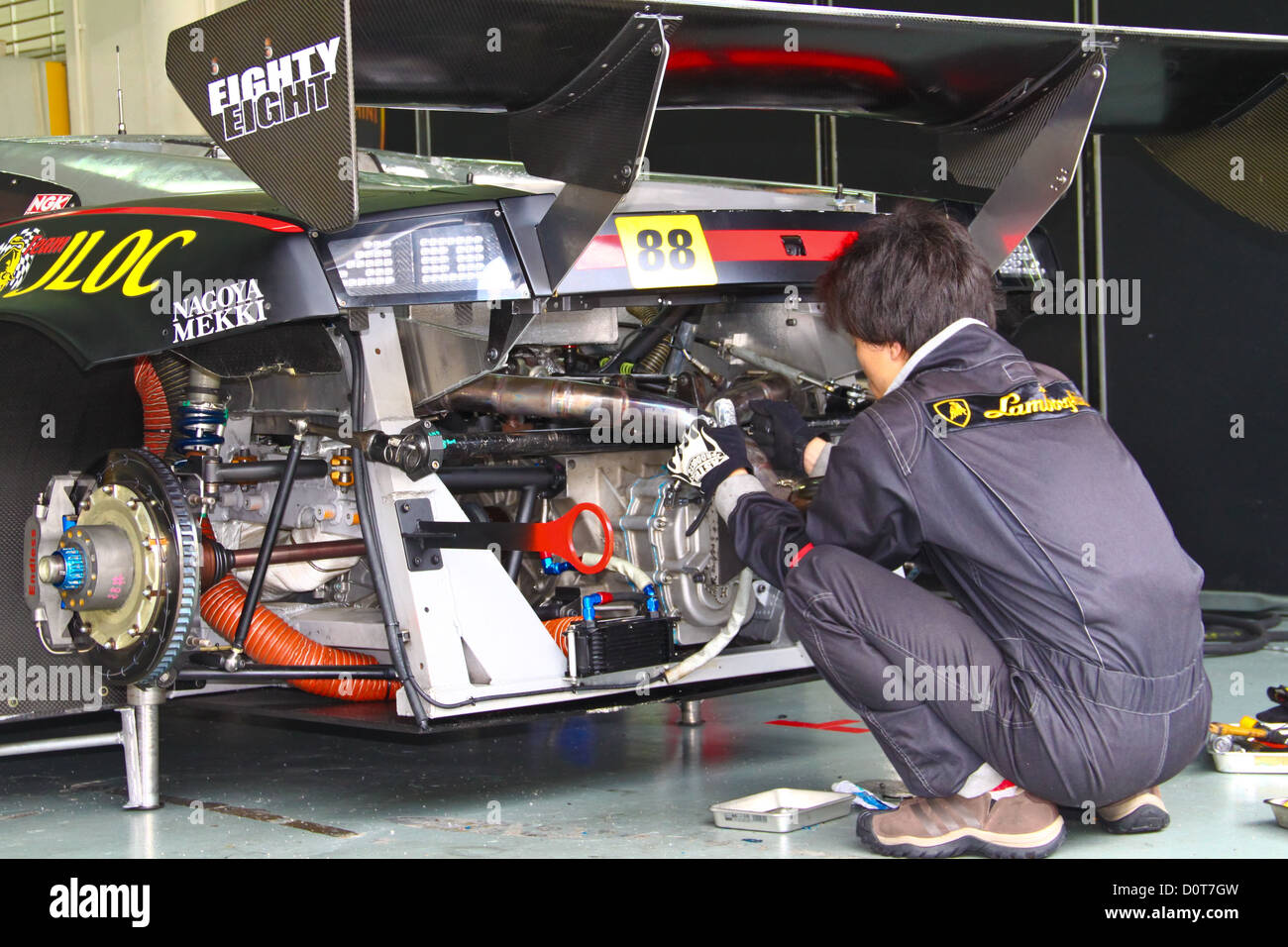 jloc-lamborghini-mechanic-working-at-their-garage-in-sepang