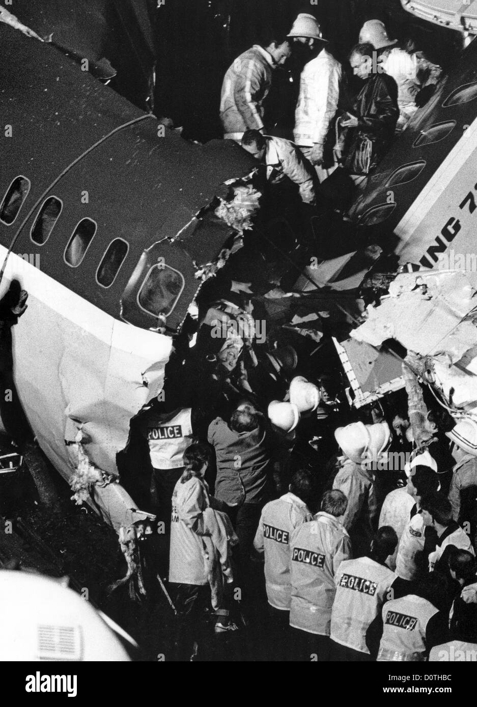 Kegworth Air Disaster 1989 a man is rescued from the wreckage at night. plane crash accident tragedy Britain 1980s. Picture by DAVID BAGNALL Stock Photo