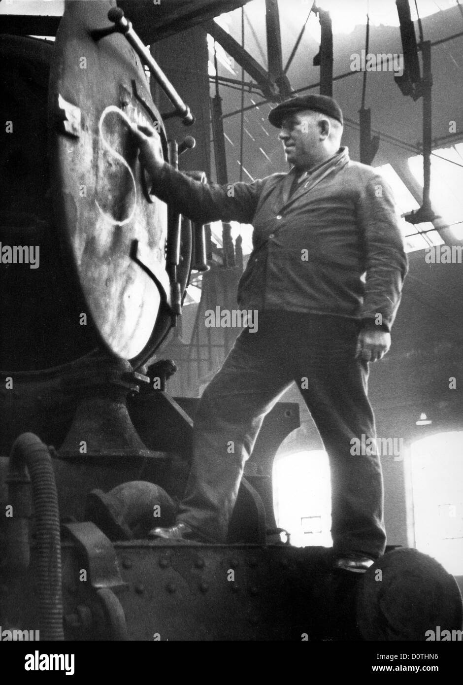 Railway worker writes S for Scrap on a Steam Locomotive at Oxley Sheds Wolverhampton 1967 Britain 1960s PICTURE BY DAVID BAGNALL Stock Photo