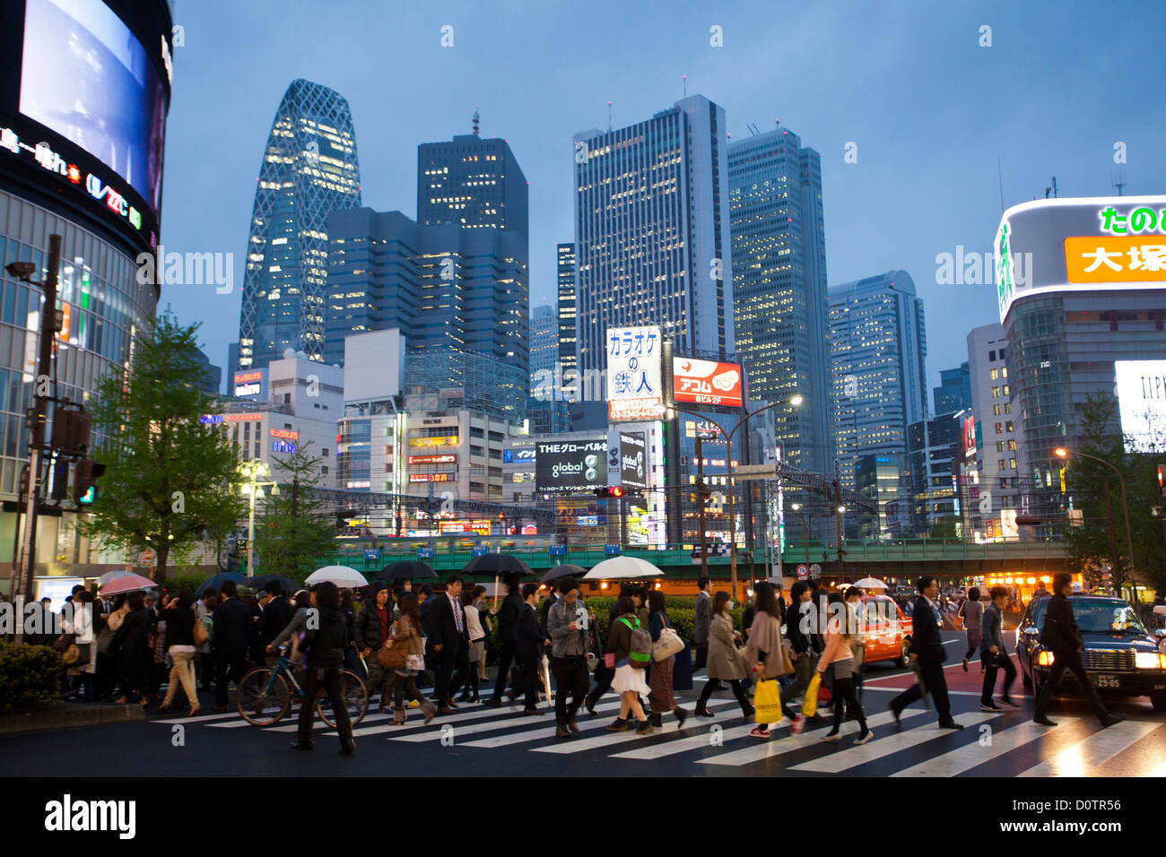 Japan, Asia, holiday, travel, Tokyo, City, Shinjuku, District, Shinjuku, Avenue, crossing, downtown, rain, rainy, evening, traff Stock Photo