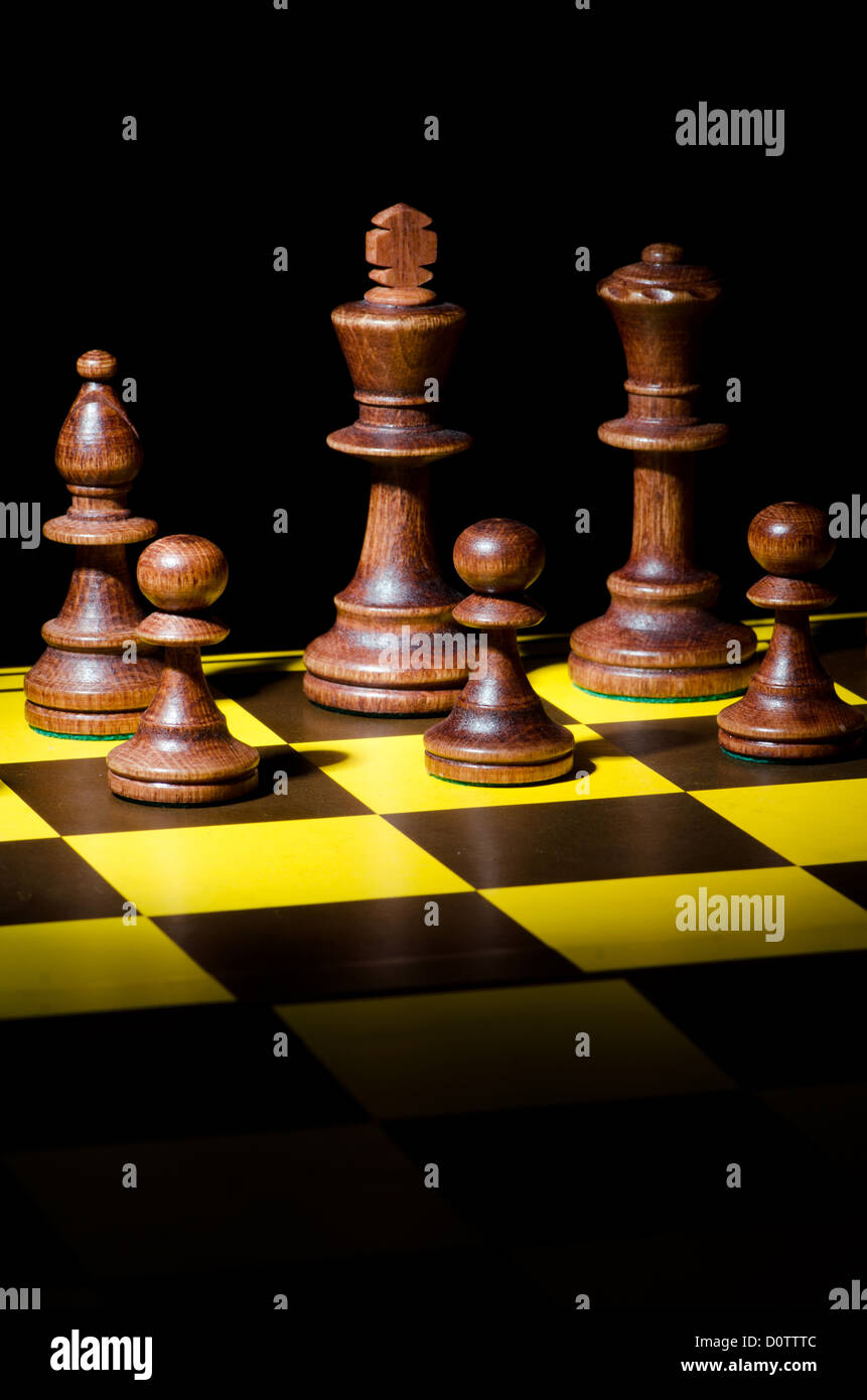 Шахматы классические. Шахматные темы. Шахматы для детей. Шахматы картинки. Шахматные фигуры на черном фоне.