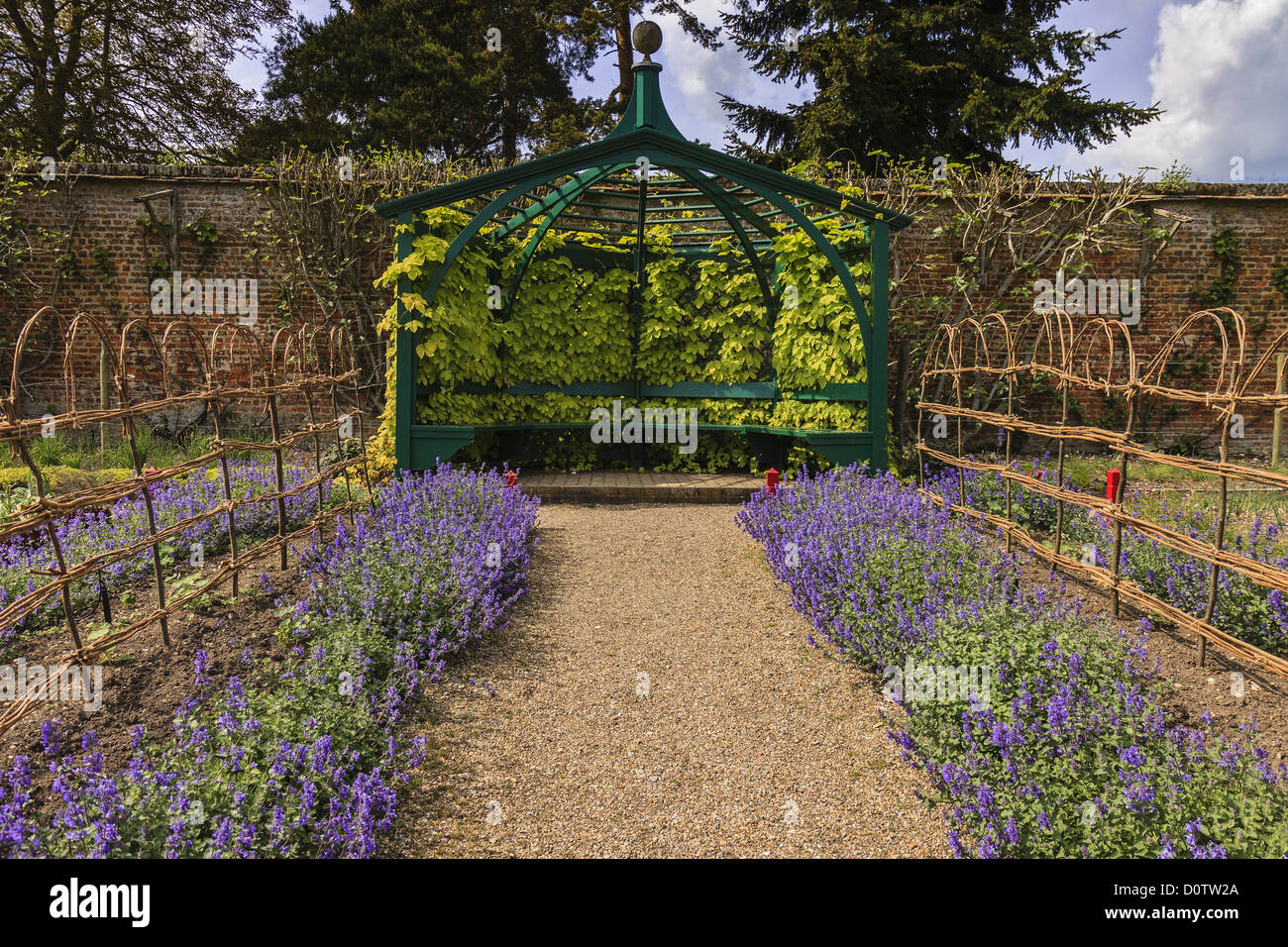 Brick path garden uk hi-res stock photography and images - Alamy