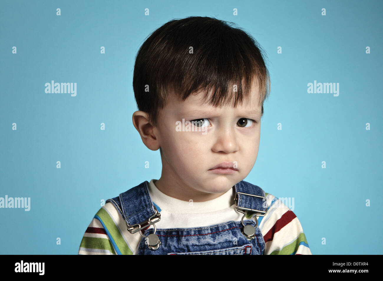 хмурый ребенок. хмурый мальчик. угрюмый ребенок. угрюмый ребенок. хмурый ребенок.