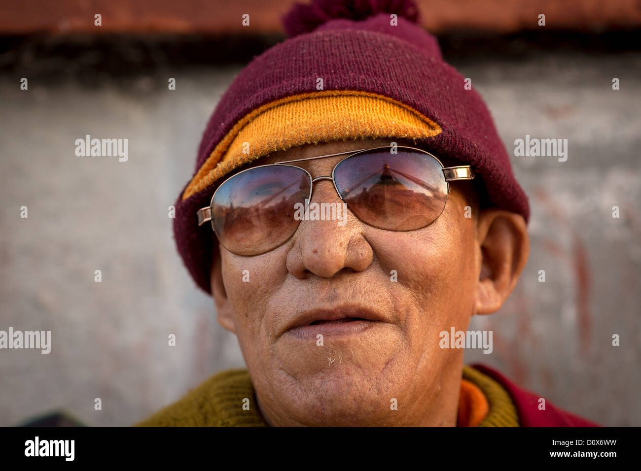 Elderly buddhist monk hi-res stock photography and images - Alamy