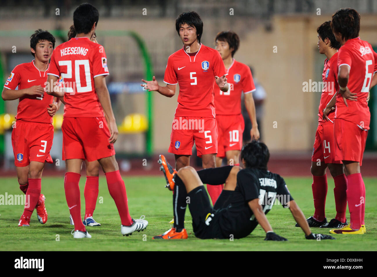 South Korea Players Gather Before The Second Half Of The 09 Fifa U World Cup Quarterfinal Match Against Ghana Stock Photo Alamy