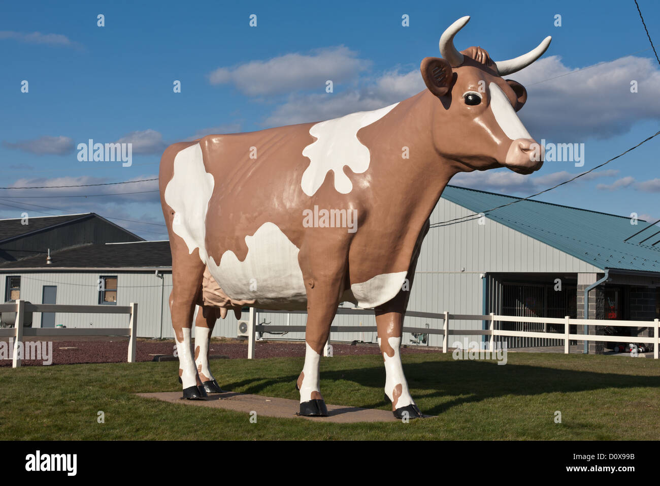 Giant plastic cow, roadside attraction, Pennsylvania Stock Photo